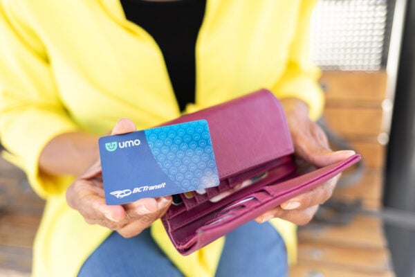 Person showing the UMO card from a wallet.